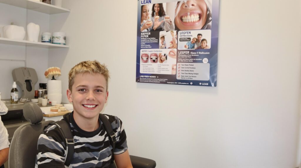 Freundliches Lächeln im Wartezimmer der Kieferorthopädie